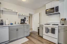 14 Iowa Ave - Image 2